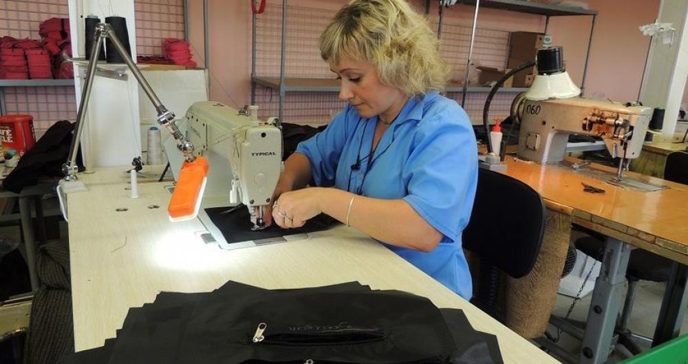 На фабрику мягкой мебели требуется швея.