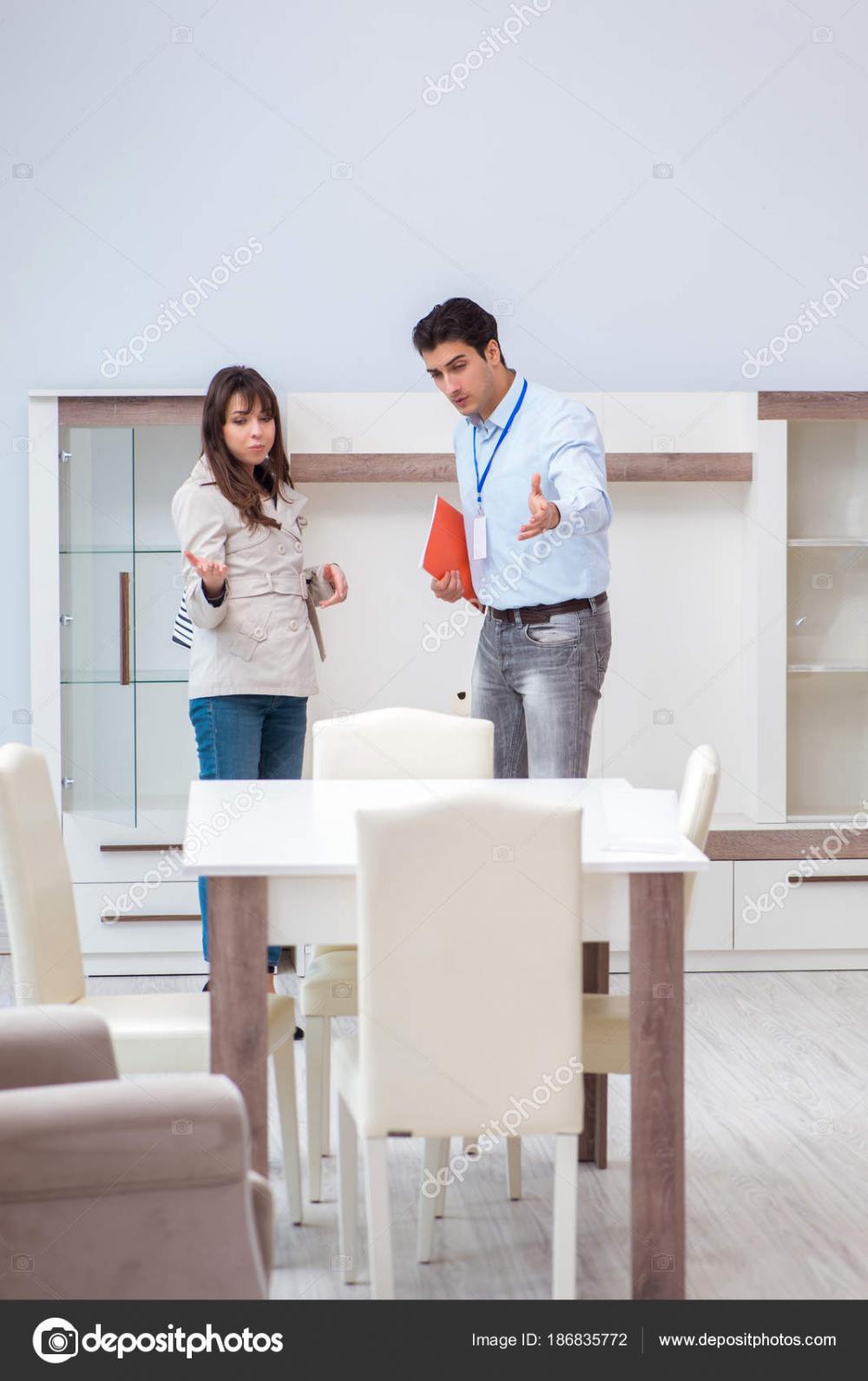 В «Новацентр» требуются продавцы мебели