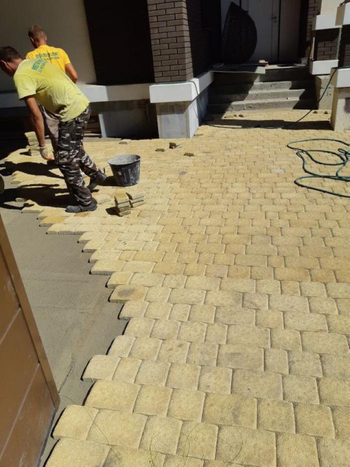 Тротуарная плитка, укладка под ключ в Краснодаре