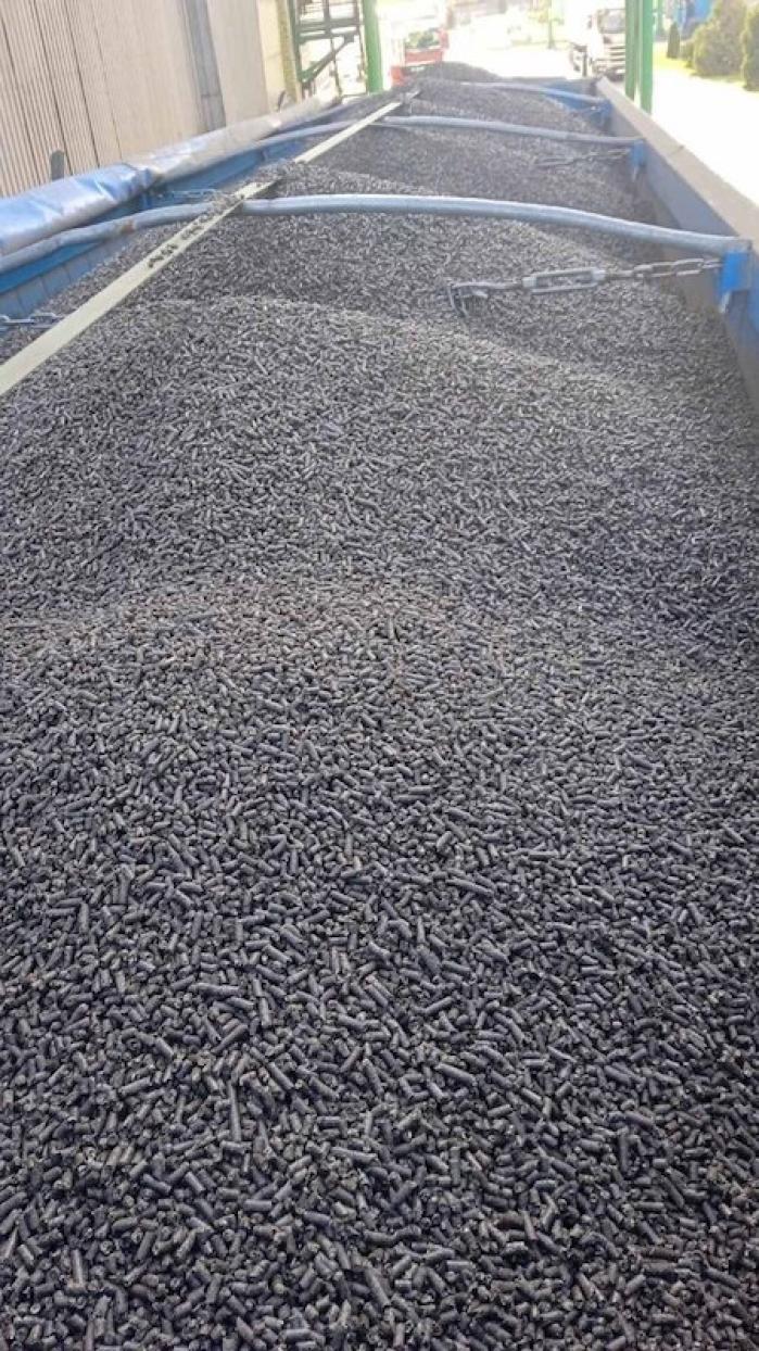 Гранули з дерева та пелети з лушпиння соняшника