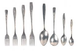 Алюмінієві ложки і виделки.