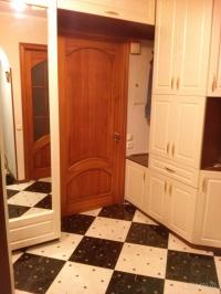 Сдам комнату (15 кв.м ) в 3-х комнатной квартире с хозяйкой посуточно .