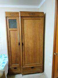 Продам шкаф старинный дубовый .